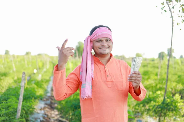 Agricultor Indiano Feliz Agricultor Segurando Rúpias Indianas Nas Mãos Agricultura Fotos De Bancos De Imagens Sem Royalties