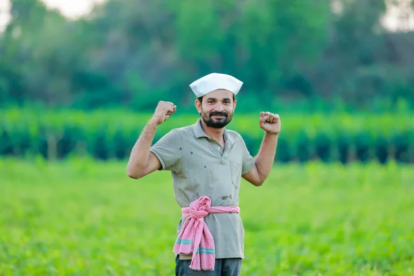 マハラシュトラは クワピア農場に立っている農民 幸せな農夫に見えます — ストック写真