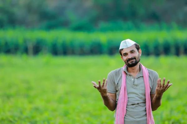 Agricultor Indiano Segurando Cartão Atm Mãos Agricultor Indiano Feliz Cowpea — Fotografia de Stock