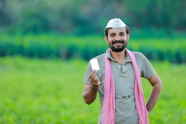Індійський Фермер Тримає Банкоматну Картку Руках Щасливий Індійський Фермер Коров — стокове фото