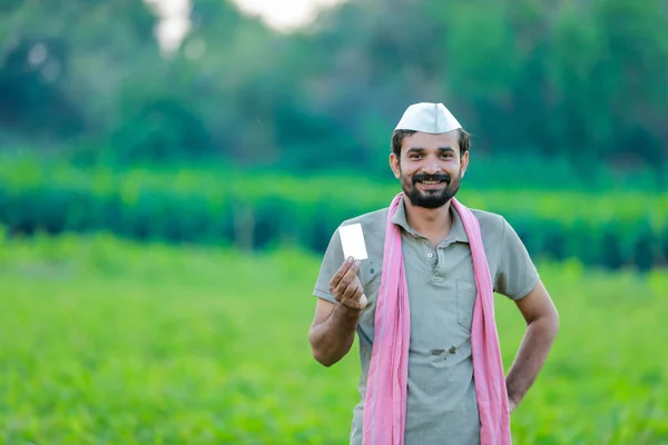 Индийский Фермер Держит Руках Банковскую Карточку Счастливый Индийский Фермер Дерево — стоковое фото