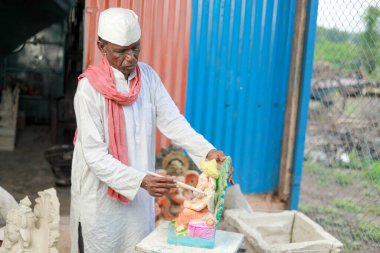 Ganesh, Ganpati idolü ya da murti çalışma süreci, Ganesh 'i Hindistan' da yaklaşan Ganapati festivali için putlaştırma atölyesi.