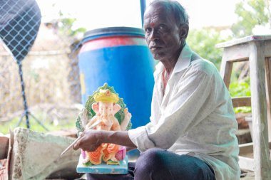 Ganesh, Ganpati idolü ya da murti çalışma süreci, Ganesh 'i Hindistan' da yaklaşan Ganapati festivali için putlaştırma atölyesi.