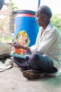 Ganesh, Ganpati idolü ya da murti çalışma süreci, Ganesh 'i Hindistan' da yaklaşan Ganapati festivali için putlaştırma atölyesi.