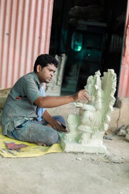 Ganesh, Ganpati idolü ya da murti çalışma süreci, Ganesh 'i Hindistan' da yaklaşan Ganapati festivali için putlaştırma atölyesi.