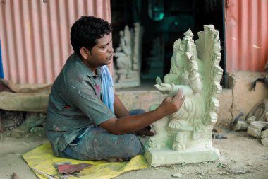 Ganesh, Ganpati idolü ya da murti çalışma süreci, Ganesh 'i Hindistan' da yaklaşan Ganapati festivali için putlaştırma atölyesi.