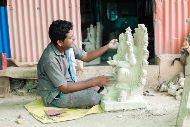 Ganesh, Ganpati idolü ya da murti çalışma süreci, Ganesh 'i Hindistan' da yaklaşan Ganapati festivali için putlaştırma atölyesi.