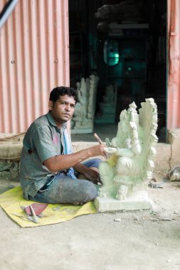 Ganesh, Ganpati idolü ya da murti çalışma süreci, Ganesh 'i Hindistan' da yaklaşan Ganapati festivali için putlaştırma atölyesi.
