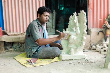 Ganesh, Ganpati idolü ya da murti çalışma süreci, Ganesh 'i Hindistan' da yaklaşan Ganapati festivali için putlaştırma atölyesi.