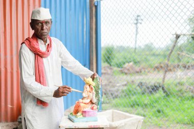 Ganesh, Ganpati idolü ya da murti çalışma süreci, Ganesh 'i Hindistan' da yaklaşan Ganapati festivali için putlaştırma atölyesi.