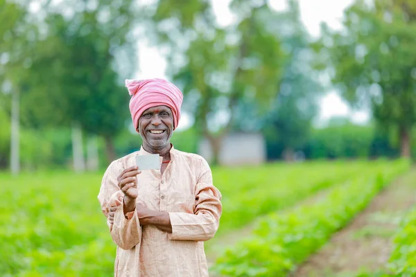 Indyjski Rolnik Trzymający Rękach Kartę Atm Szczęśliwy Rolnik Indyjski Biedny — Zdjęcie stockowe
