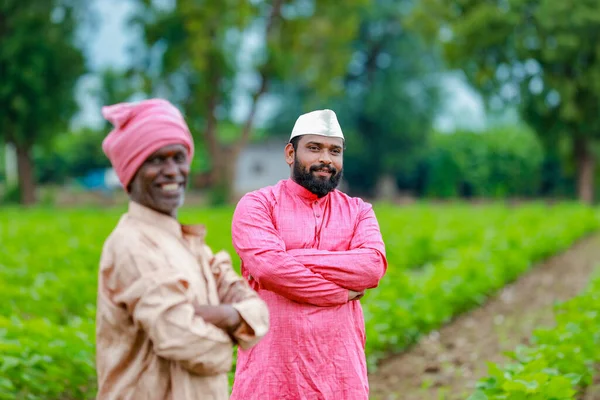 Hint Çiftçiliği Çiftlikte Dikilen Iki Çiftçi Mutlu Çiftçi Çiftçi Işçi — Stok fotoğraf