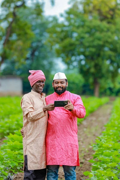 Ινδική Γεωργία Δύο Γεωργός Που Στέκεται Στο Αγρόκτημα Ευτυχισμένος Γεωργός — Φωτογραφία Αρχείου