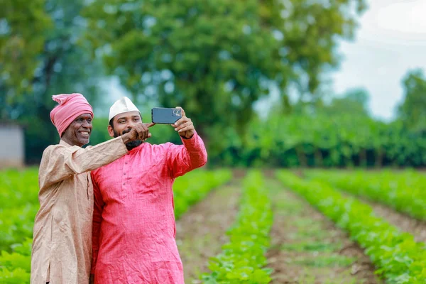 Индийское Фермерство Два Фермера Стоят Ферме Счастливый Фермер Фермер Рабочий — стоковое фото