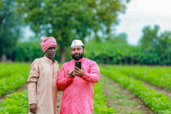 Индийское Фермерство Два Фермера Стоят Ферме Счастливый Фермер Фермер Рабочий — стоковое фото