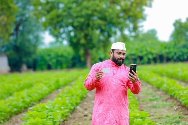 Ινδός Αγρότης Κρατώντας Atm Κάρτα Στα Χέρια Χαρούμενος Ινδός Αγρότης — Φωτογραφία Αρχείου