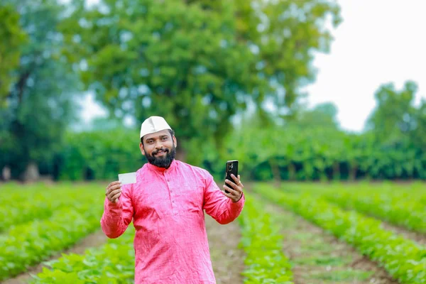 Indický Zemědělec Držitel Karty Bankomatu Rukou Šťastný Indický Zemědělec Chudý — Stock fotografie