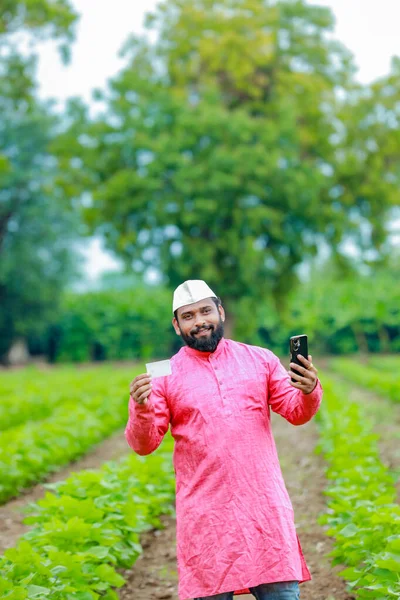 Индийский Фермер Держит Руках Банковскую Карточку Счастливый Индийский Фермер Бедный — стоковое фото