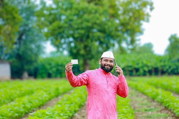 Agricultor Indiano Segurando Cartão Atm Mãos Agricultor Indiano Feliz Agricultor — Fotografia de Stock