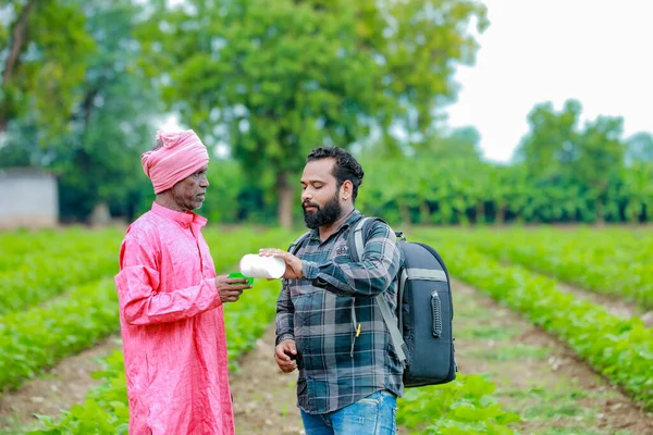 Индийское Сельское Хозяйство Два Фермера Держат Руках Пустую Бутылку Фермер — стоковое фото