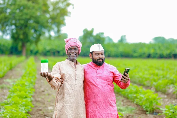 Индийское Сельское Хозяйство Два Фермера Держат Руках Пустую Бутылку Фермер — стоковое фото