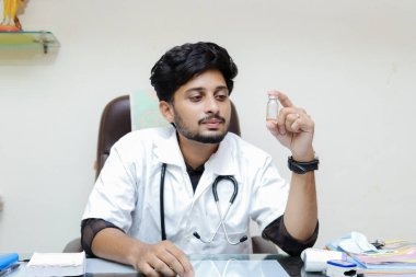 Klinikteki akıllı Hintli doktor.