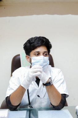 Klinikteki akıllı Hintli doktor.