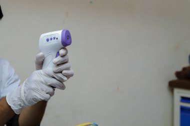 Hintli doktor kontrol sıcaklığı, zeki Hintli doktor.