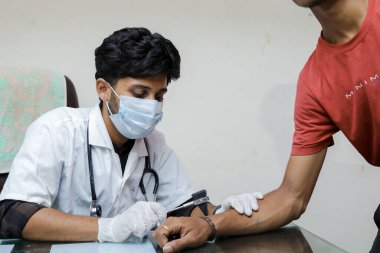 Klinikteki akıllı Hintli doktor.