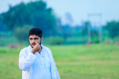 Hintli çiftçi elinde pamuk, mutlu ve genç çiftçi