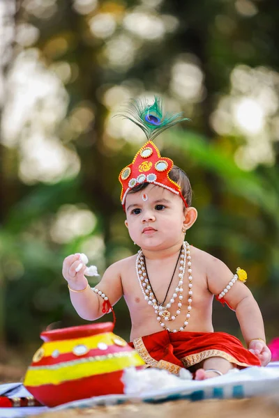 ハッピージャンマシタミ シュリクリシュナやカンハやカンハイヤーとしてポーズインディアン少年の写真Dahi Handi — ストック写真