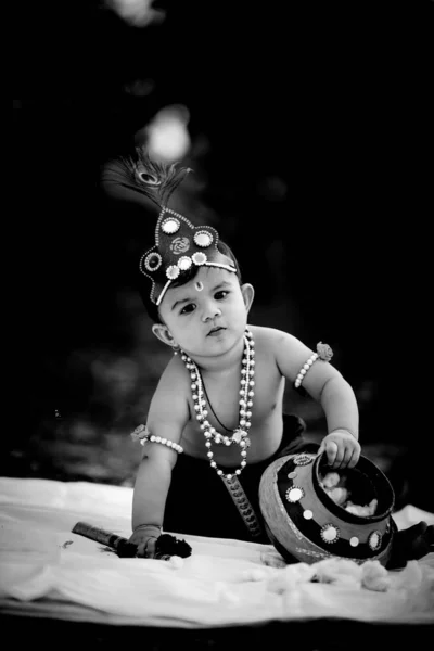 Glade Janmashtami Litt Indisk Gutt Poserer Som Shri Krishna Eller – stockfoto
