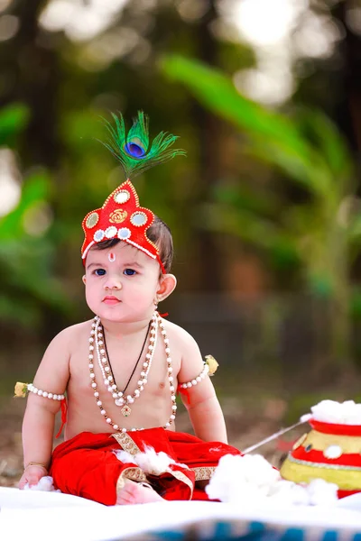 快乐的Janmashtami 扮演Shri Krishna或Kanha或Kanhaiya的印度小男孩 与Dahi Handi合影 — 图库照片
