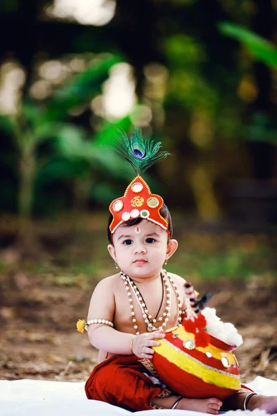 快乐的Janmashtami 扮演Shri Krishna或Kanha或Kanhaiya的印度小男孩 与Dahi Handi合影 — 图库照片