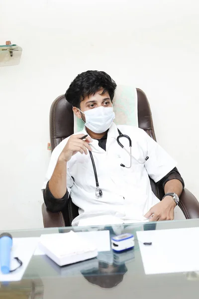 Розумний Індійський Лікар Клініці — стокове фото