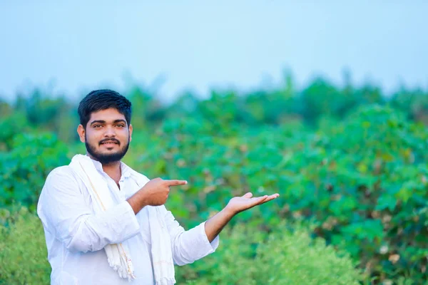 Індійський Фермер Який Показує Порожні Руки Щасливий Молодий Фермер — стокове фото