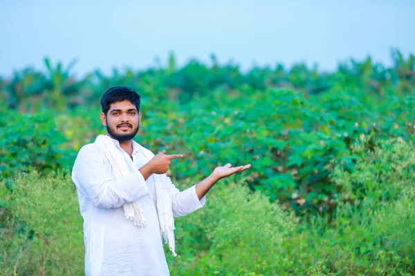 空っぽの手を示すインドの農民 幸せな若い農夫 — ストック写真