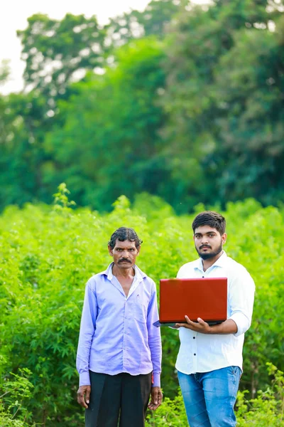Индийский Фермер Держит Ноутбук Умное Земледелие — стоковое фото