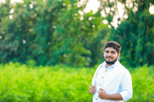 Індійський Фермер Тримає Бавовну Руці Щасливий Молодий Фермер — стокове фото