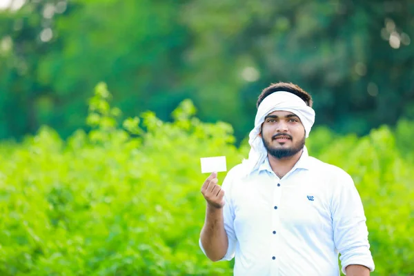 Indiański Rolnik Posiadający Kartę Atm Szczęśliwy Rolnik — Zdjęcie stockowe