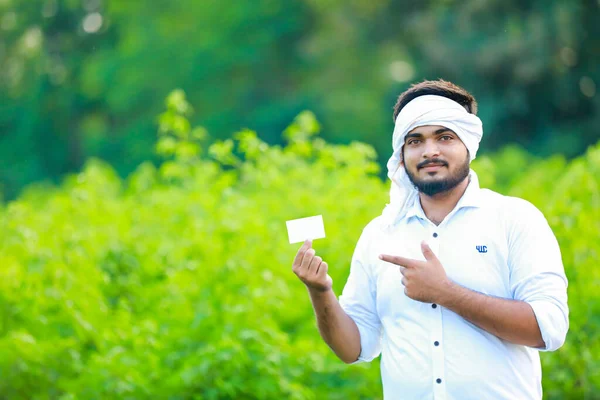 Ινδός Αγρότης Που Κατέχει Κάρτα Ατμ Χαρούμενος Αγρότης — Φωτογραφία Αρχείου