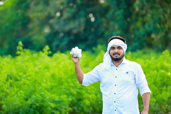 手握棉花的印第安农民 快乐而年轻的农民 — 图库照片