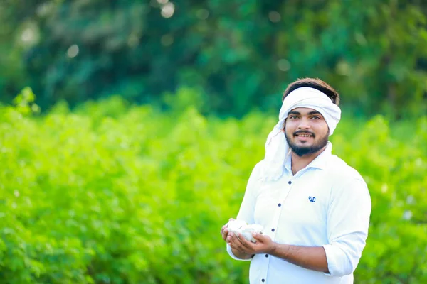 手で綿を保持するインドの農民 幸せで若い農夫 — ストック写真