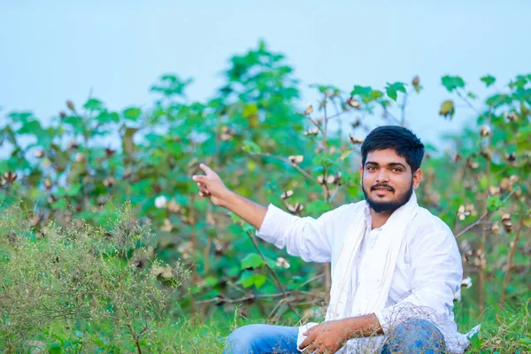 Agricultor Indiano Segurando Algodão Mão Feliz Jovem Agricultor — Fotografia de Stock