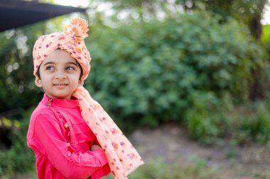 Mutlu Hintli çiftçi oğlu Sehra giy, mihraci çocuklar, mutlu hükümdar çocuklar