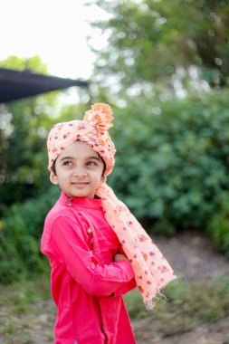 Mutlu Hintli çiftçi oğlu Sehra giy, mihraci çocuklar, mutlu hükümdar çocuklar