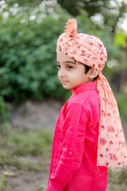 Mutlu Hintli çiftçi oğlu Sehra giy, mihraci çocuklar, mutlu hükümdar çocuklar