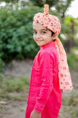 Mutlu Hintli çiftçi oğlu Sehra giy, mihraci çocuklar, mutlu hükümdar çocuklar