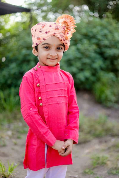 Glade Indiske Landmand Søn Bære Sehra Maharashtrian Børn Glade Rular - Stock-foto