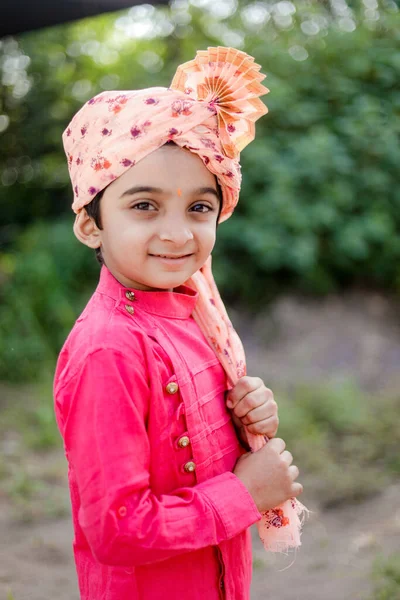 幸せなインドの農夫の息子ウェアラ マハラシュトラの子供 幸せな円形の子供 — ストック写真